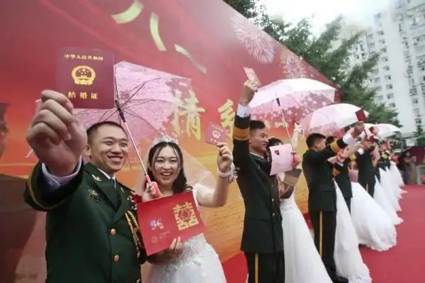 新婚军人 集体雨中领证