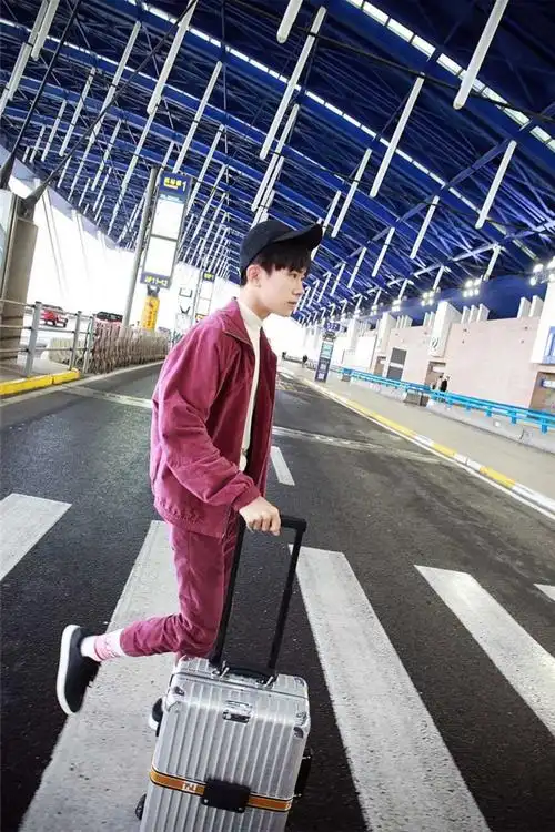 易烊千玺抵达纽约 格莱美之行大幕初启