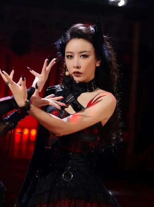 毛俊杰,这位星光熠熠的女星,即便是简单披上一块绿色窗帘布,也能轻松