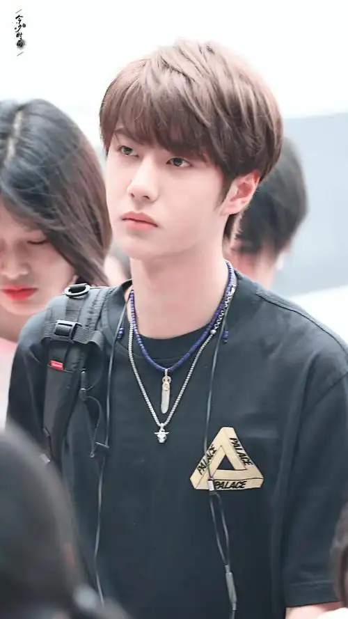 190701天天向上上班uniq王一博77奶盖77crlogo