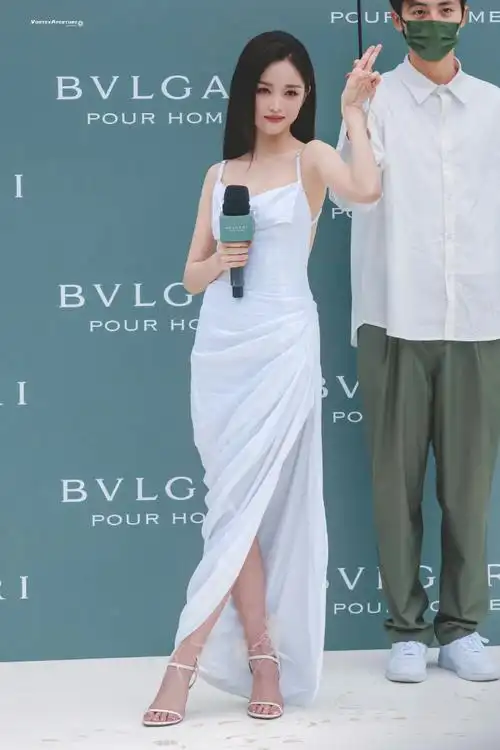 吴宣仪吊带白裙#小选这一字带高跟真美这大长腿,足弓