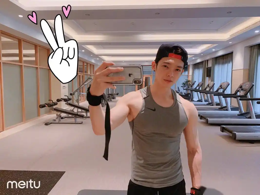 出来冒个泡,哥不是在健身房,就是在去健身房的路上,最近加入了特训