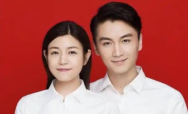 同样是结婚证件照,大家都是红底白衬衫,他俩黑t恤,但最被看好