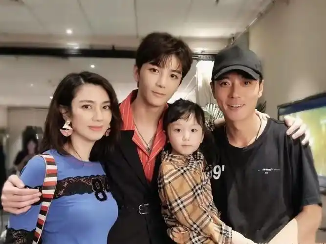 洪欣儿子成绩优秀被上戏录取,网友:千万别学你爹