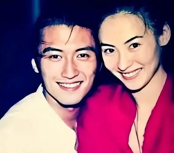 直到如今才明白,谢霆锋对张柏芝不仅是喜欢,而是用尽全力的深爱