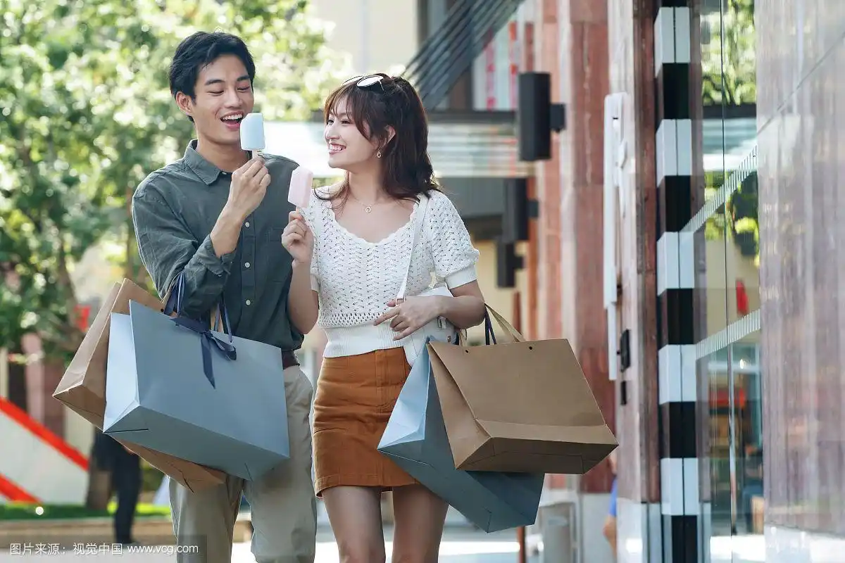 幸福情侣逛街吃冰棍