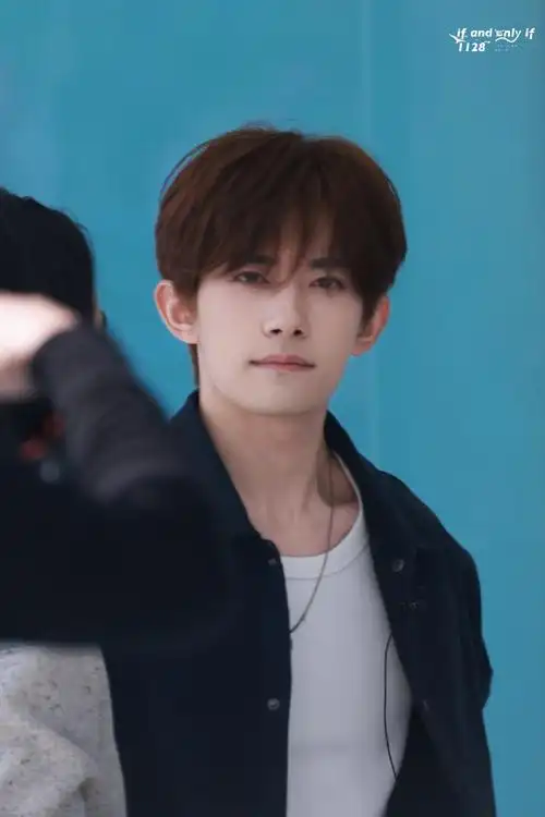 一日不见如隔三秋00@tfboys-易烊千玺    0418阿玛尼in阿那亚