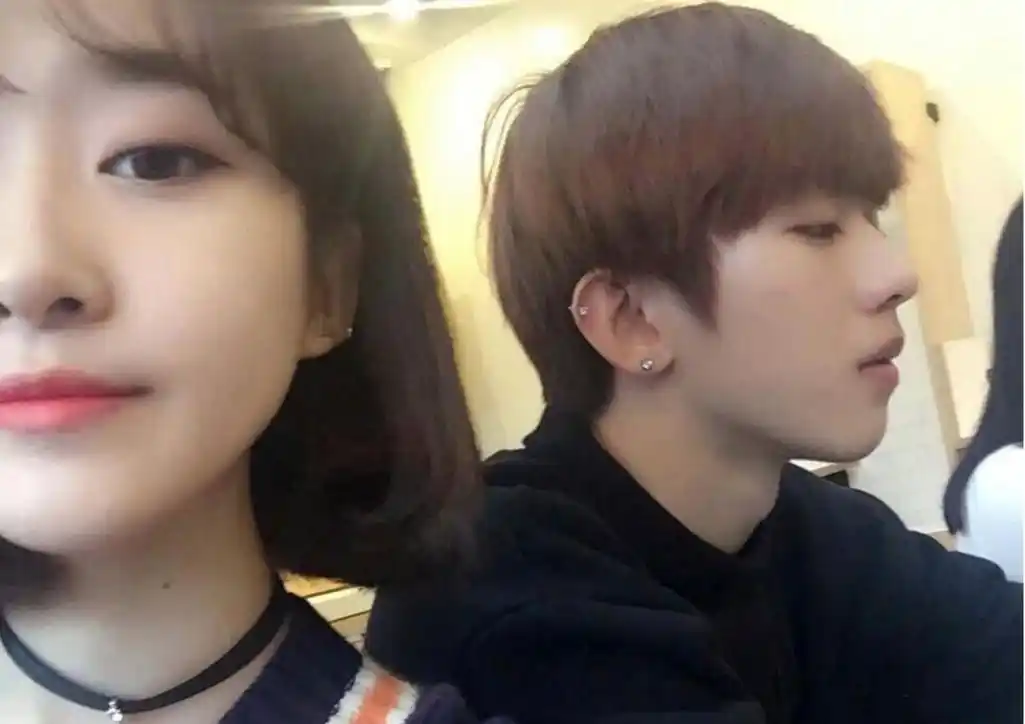 蔡徐坤邵夏疑似恋情引发巨大关注,配饰细节成焦点