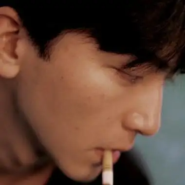 由美头网整理发布,男生头像频道提供更多与抽烟,叼着烟,侧脸,伤感相关