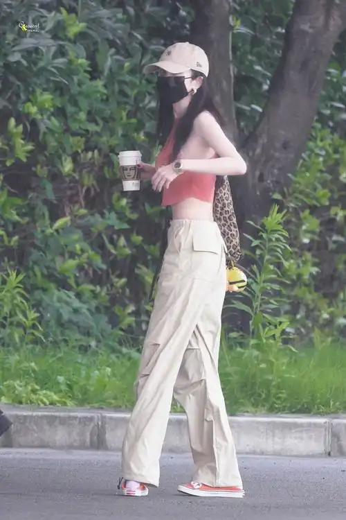 杨幂包上挂着狐狸和小蜜蜂##杨幂机场露脐装造型##杨幂私服##今刃星