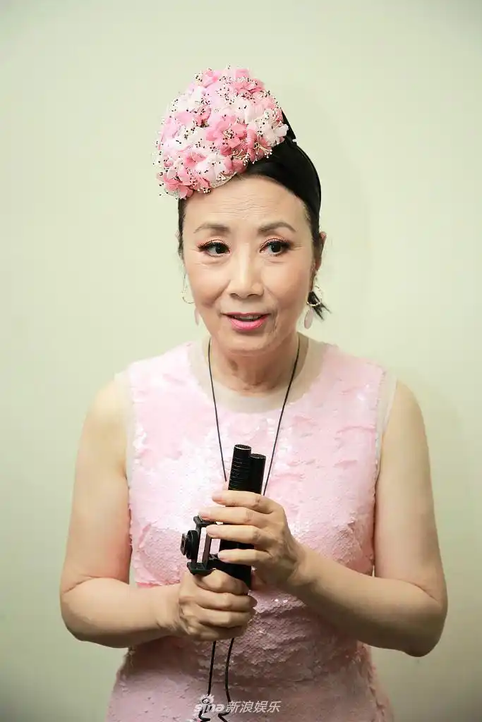 组图:73岁汪明荃穿粉裙优雅减龄 对镜甜笑气质状态俱佳