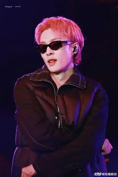 张艺兴粉发墨镜造型##张艺兴metamoon音乐节饭拍