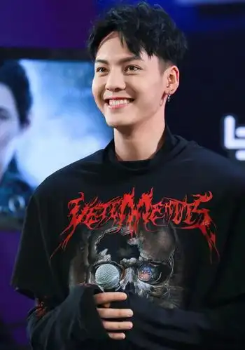 陈伟霆的笑治愈了情人节的孤单,默默奉献的艺人传递正能量!