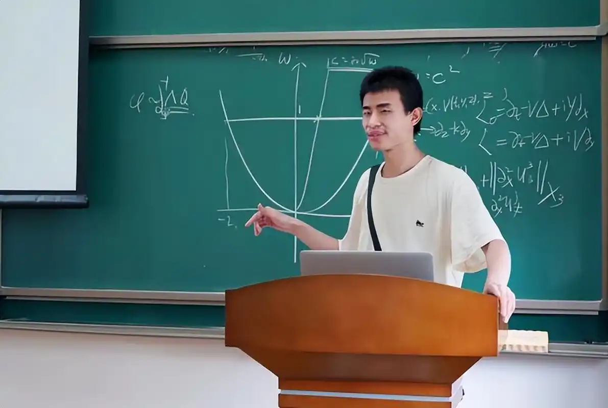 北大举办数学系校友茶话会,数学大佬云集,韦东奕缺席引猜测