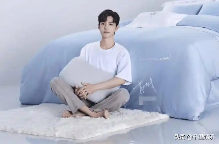 肖战不仅只穿了短袖里面还没穿时尚,不仅露出了没穿袜子的脚脚,还躺在