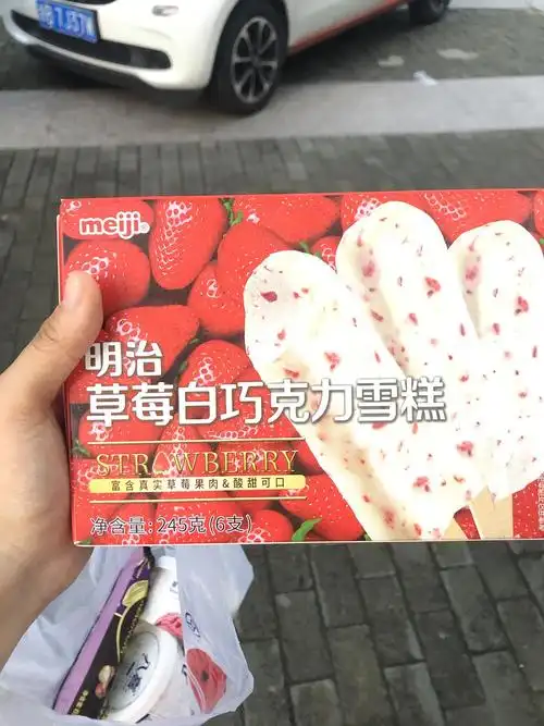 明治草莓白巧克力雪糕好吃