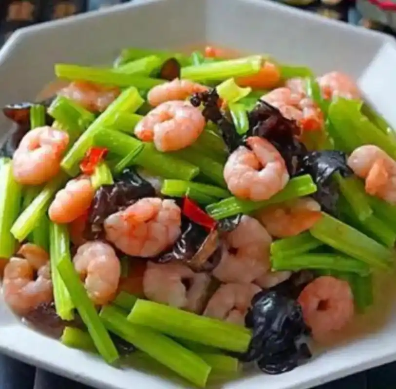 我的美食分享#  芹菜木耳炒虾仁  做法:  1:芹菜摘洗干净,切成小挝.