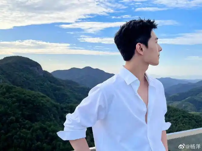 杨洋剪发随拍##杨洋剪发背影随拍