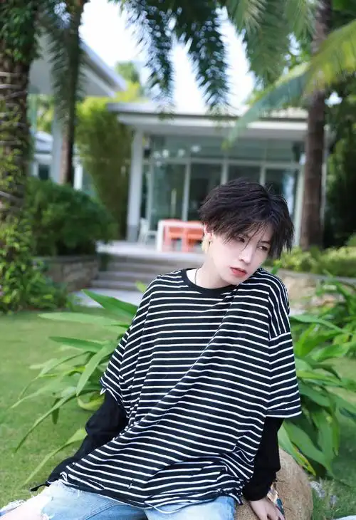 李希侃晒时尚大片格子衫乞丐裤蓬松头发黑墨镜真是酷guy一枚