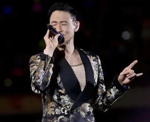 丁程鑫也是一样,他翘兰花指,只是因为绅士,不想和古力娜扎有身体接触.