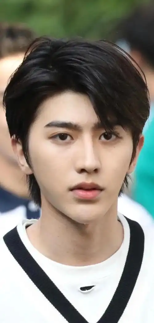 明星照片男,明星照片男生 帅气(当红男星生图:杨洋抬头纹)