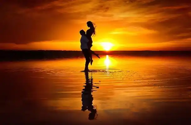 太阳已经高悬,金黄的光灿烂 海边干净的石头上 一袭长发,依偎在你肩膀