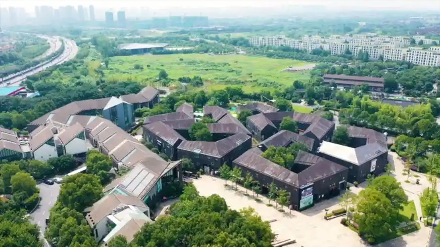 航拍良渚文化村!