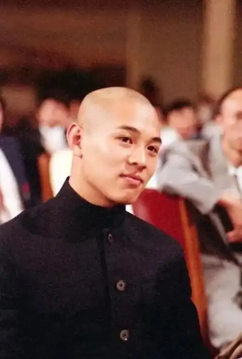 李连杰61岁近照引关注昔日巨星容颜已沧桑满脸皱纹显岁月痕迹