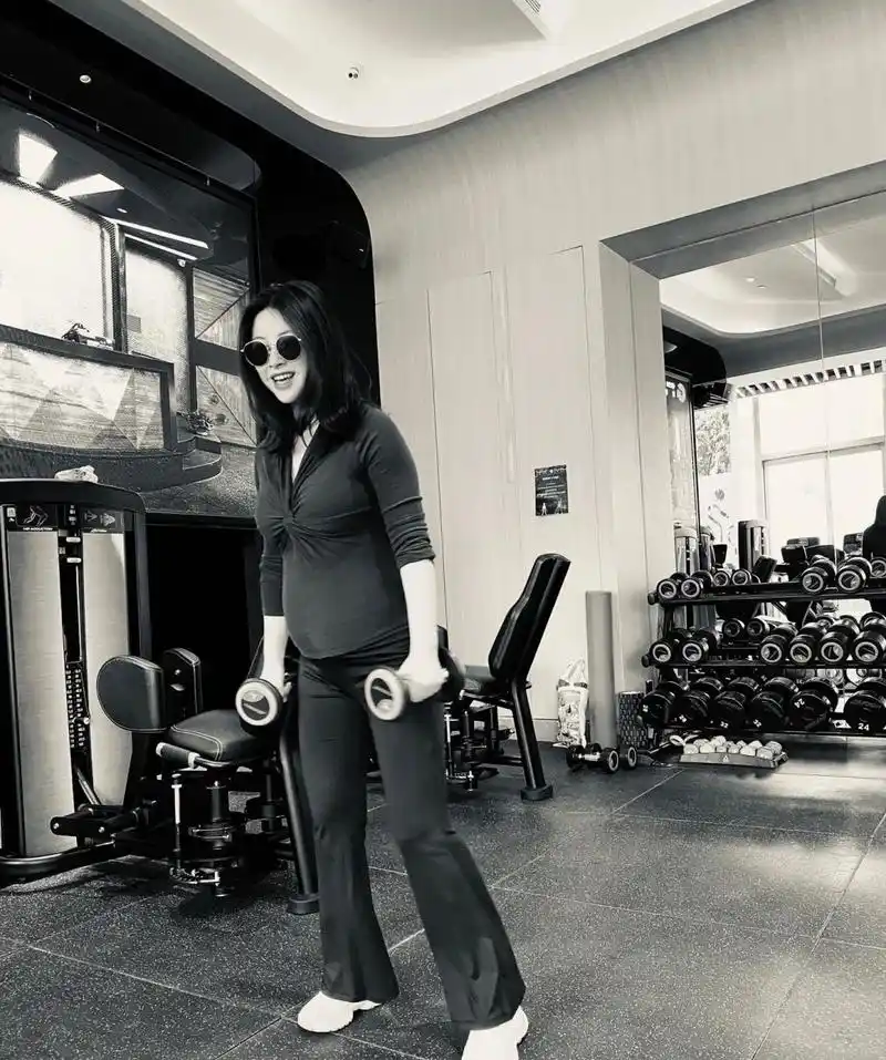 挺大肚举哑铃力气大,四肢纤细不见胖|哑铃|朱珠|四肢_新浪新闻