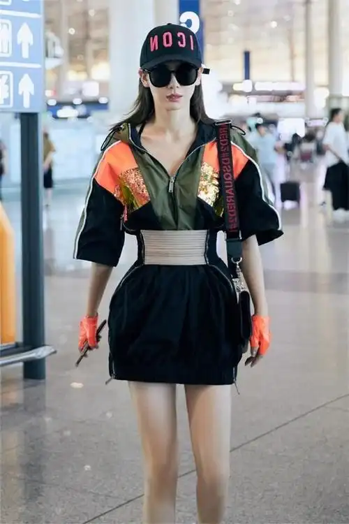 明星服饰搭配(戚薇越来越会打扮)(图2)