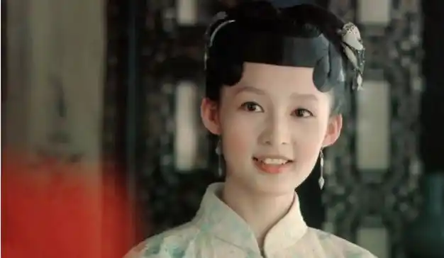 2008年李沁在新《红楼梦》里饰演薛宝钗出道至今,有戏曲功底,形象好