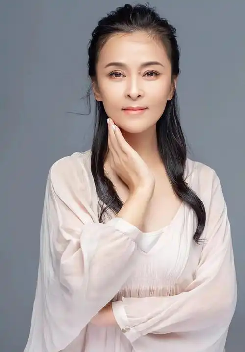 黄志忠与何音离婚11年:他失恋后至今单身,她带儿子嫁小丈夫