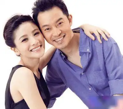 胡可晒老公下厨做饭照沙溢一身打扮接地气裤子更是成亮点