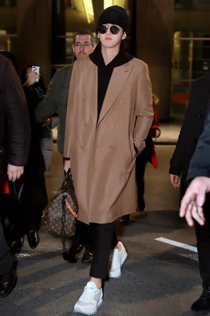 吴亦凡巴黎机场最帅街拍!