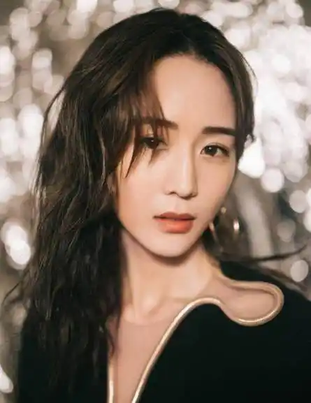 张钧甯越老越"辣",穿无领口连衣裙现身,邱泽眼睛都看直了_身材_感觉