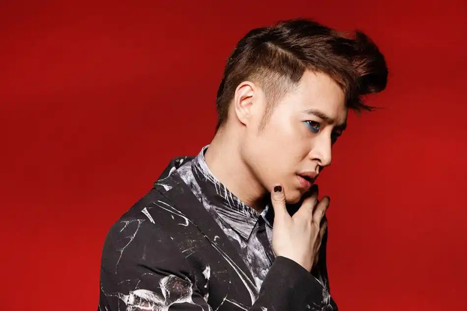 潘玮柏新造型短发示人 搭配蓝眼影变身"潘美男"