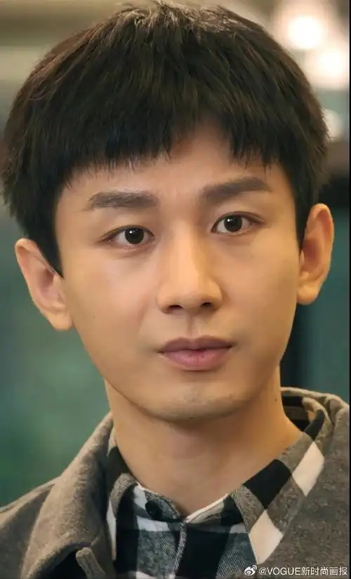 美妆超话#成毅演绎国风设计##明星妆容#三十岁成熟男人的吸引力素颜