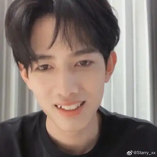 星星笑起来小虎牙真的好可爱!