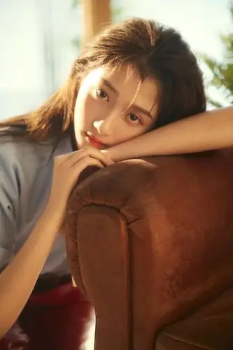 关晓彤年新单曲《风筝》上线 演绎清新校园风