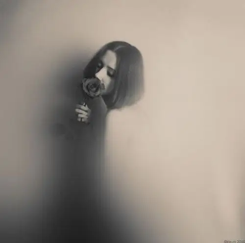 有意境的黑白色调美女唯美图片