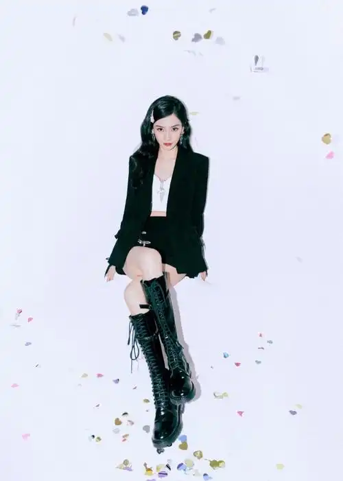 杨颖西装短裙长靴秀美腿