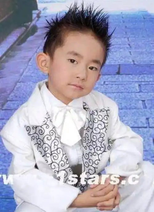 易烊千玺小时候罕见照片曝出,每一张都是镜头感十足