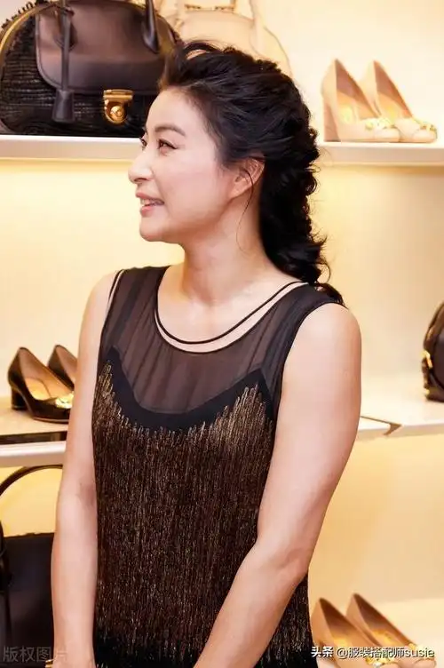 郭晶晶的高级感一般人比不了穿无袖网纱连衣裙气质独特有韵味