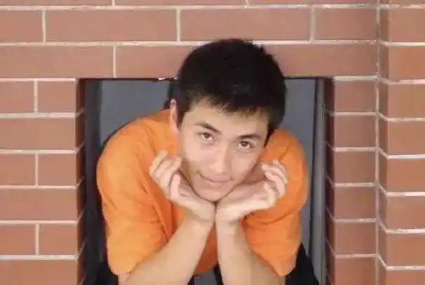 朱一龙高中照曝光,原来是个青涩的中二少年,简直不敢认!
