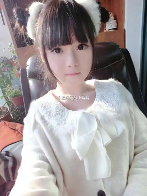 组图:18岁高中校花晒写真 大眼迷人身材窈窕 : 近日,来自上海某中学的