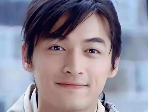 事实证明,35岁身价过亿的胡歌,已经走上了另一条大道