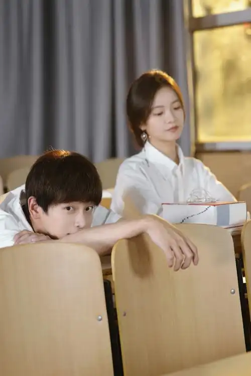 彭昱畅李庚希春日光影##彭昱畅李庚希校园光影大片