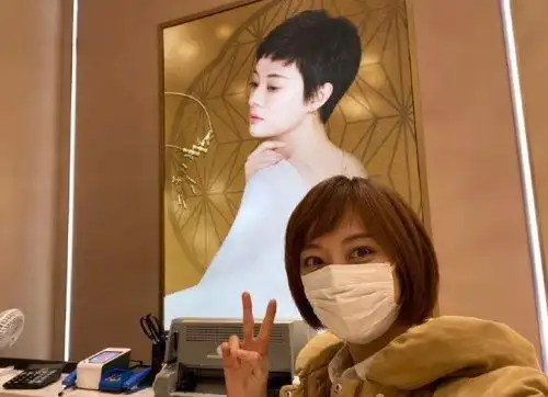 孙俪与杨超越商场拍戏,发文透露偶遇美女,看清内容:邓超附体?