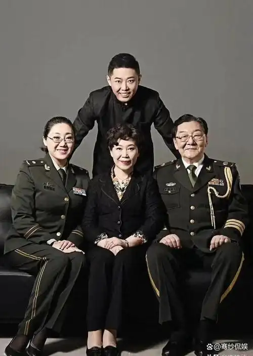 父亲是大导演,儿子是戏子,女儿是编剧,一家人编导演全套阵容