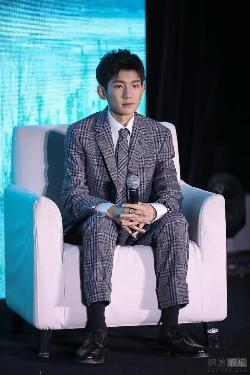 王源寸头造型清爽满分 露暖心微笑又奶又帅